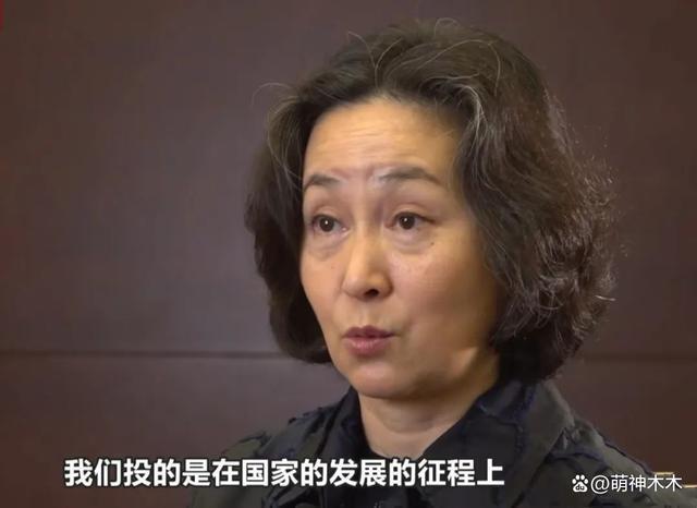 何超琼现身哈尔滨夜店，多位路人上前敬酒，本尊豪气一饮而尽