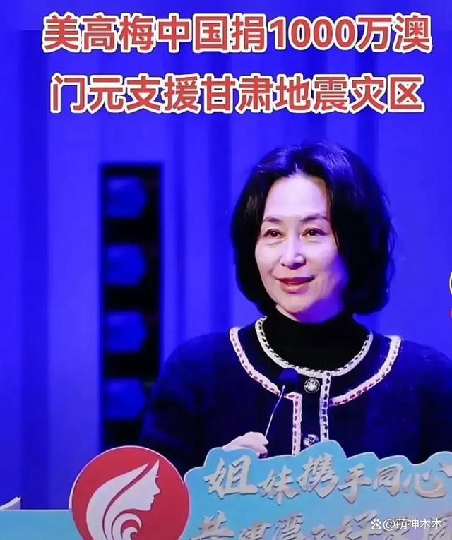 何超琼现身哈尔滨夜店，多位路人上前敬酒，本尊豪气一饮而尽