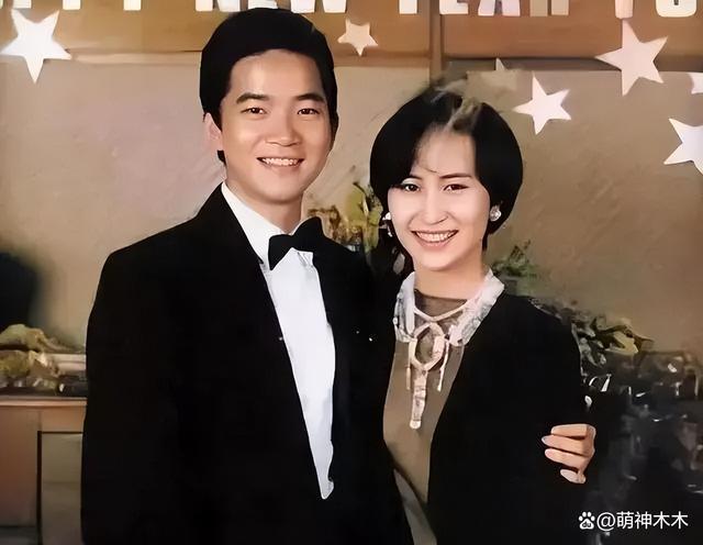 何超琼现身哈尔滨夜店，多位路人上前敬酒，本尊豪气一饮而尽