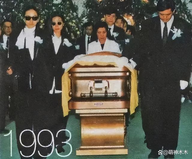 何超琼现身哈尔滨夜店，多位路人上前敬酒，本尊豪气一饮而尽