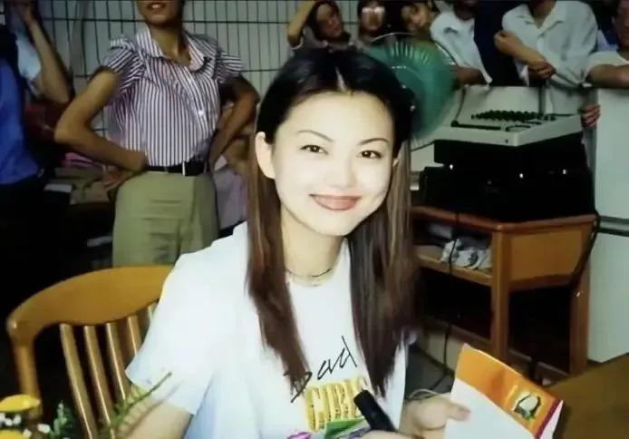 “内娱第一富婆”近况：已离婚，富养娃，身家500亿？