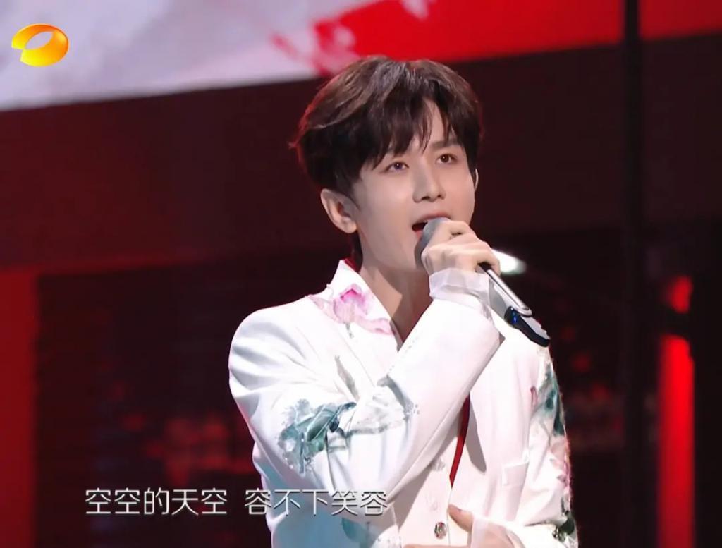 跨年晚会谁假唱了？嘴离麦十里远声音都没变化？