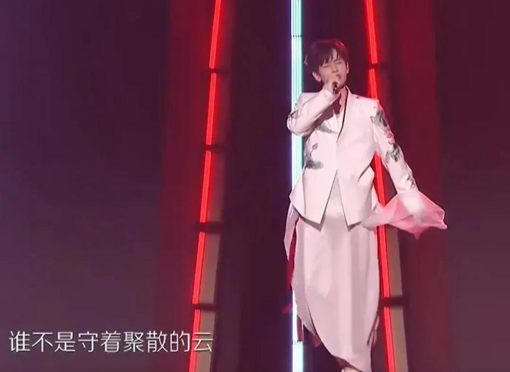 跨年晚会谁假唱了？嘴离麦十里远声音都没变化？