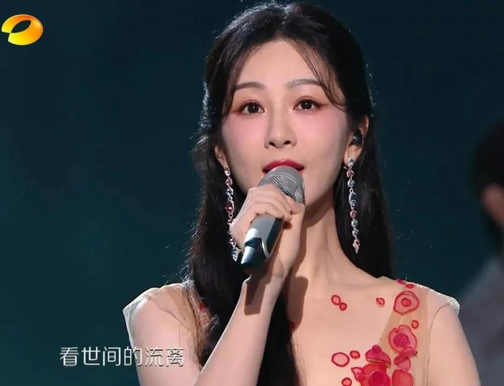 跨年晚会谁假唱了？嘴离麦十里远声音都没变化？