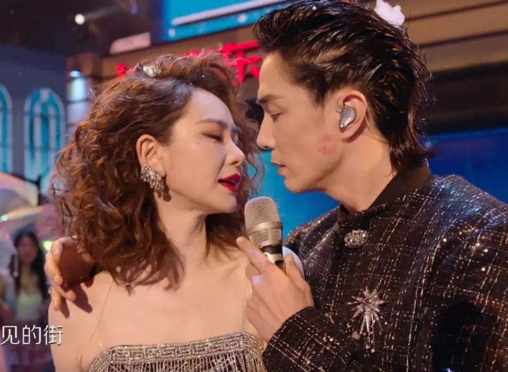 跨年晚会谁假唱了？嘴离麦十里远声音都没变化？