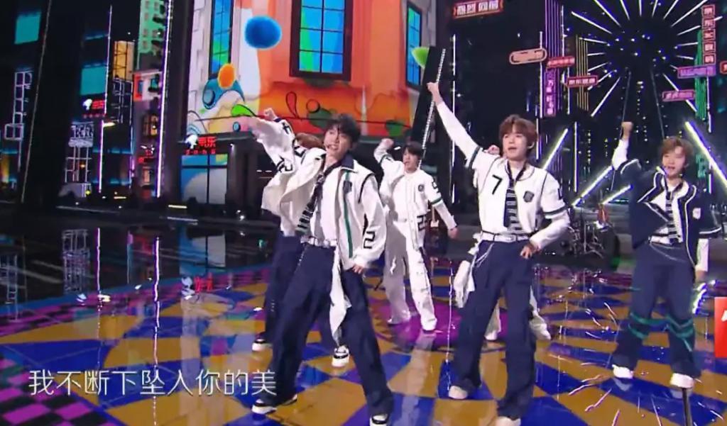 跨年晚会谁假唱了？嘴离麦十里远声音都没变化？