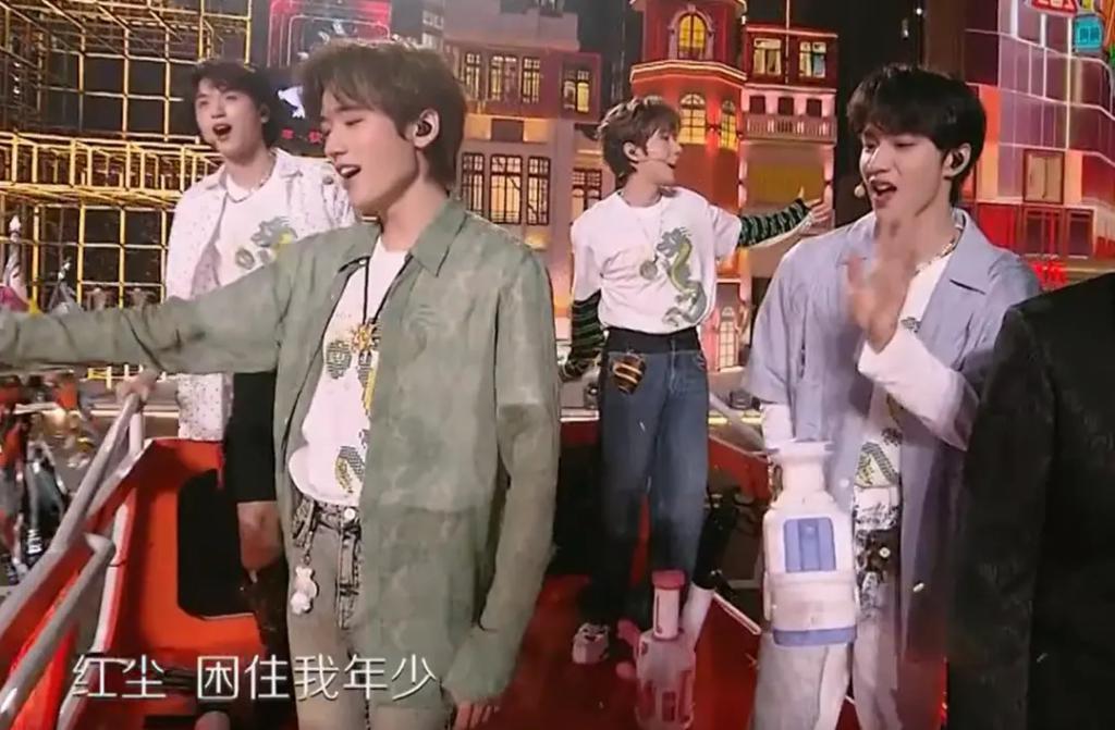 跨年晚会谁假唱了？嘴离麦十里远声音都没变化？