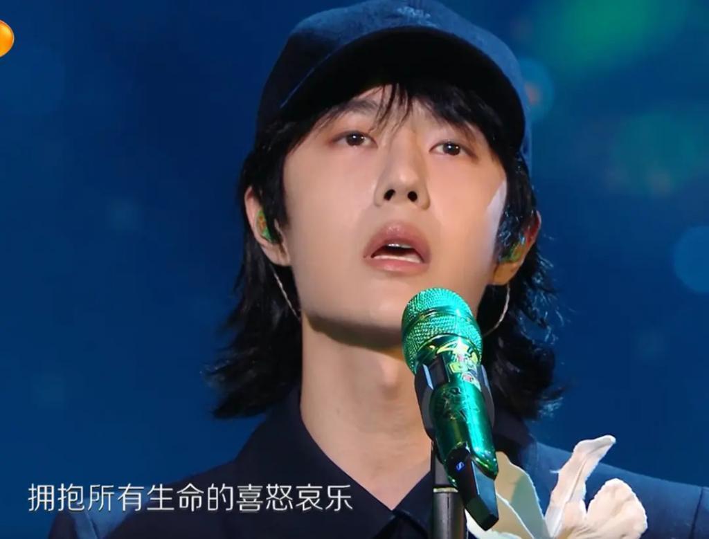 跨年晚会谁假唱了？嘴离麦十里远声音都没变化？