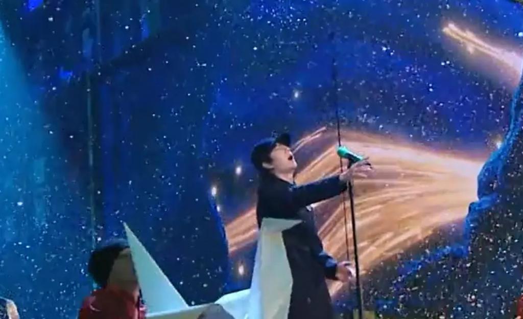 跨年晚会谁假唱了？嘴离麦十里远声音都没变化？
