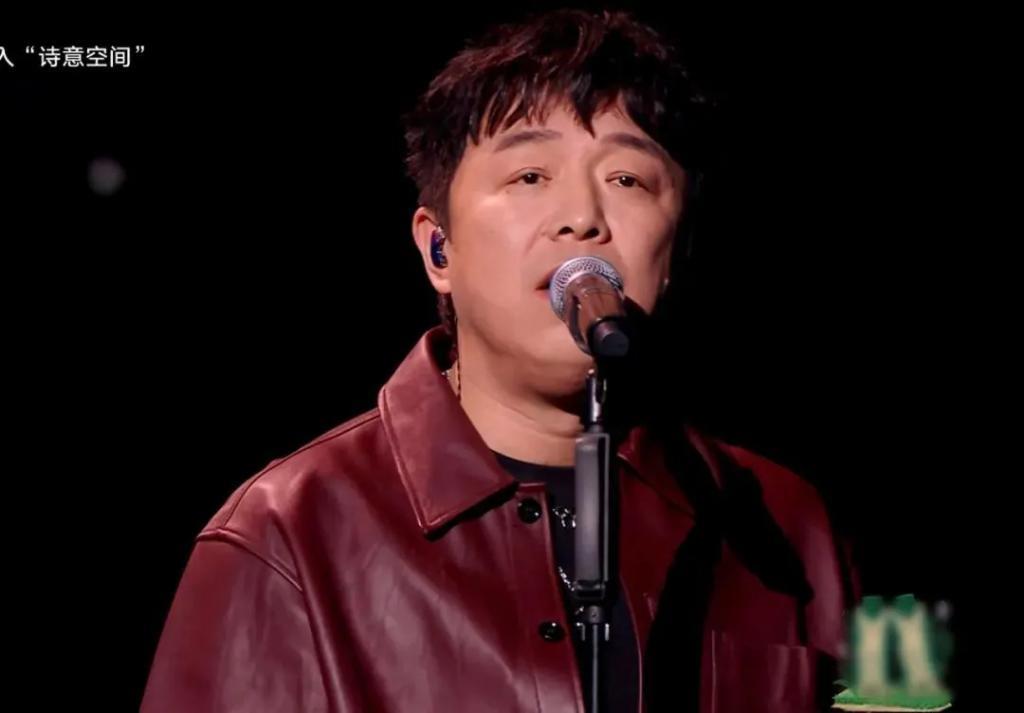 跨年晚会谁假唱了？嘴离麦十里远声音都没变化？