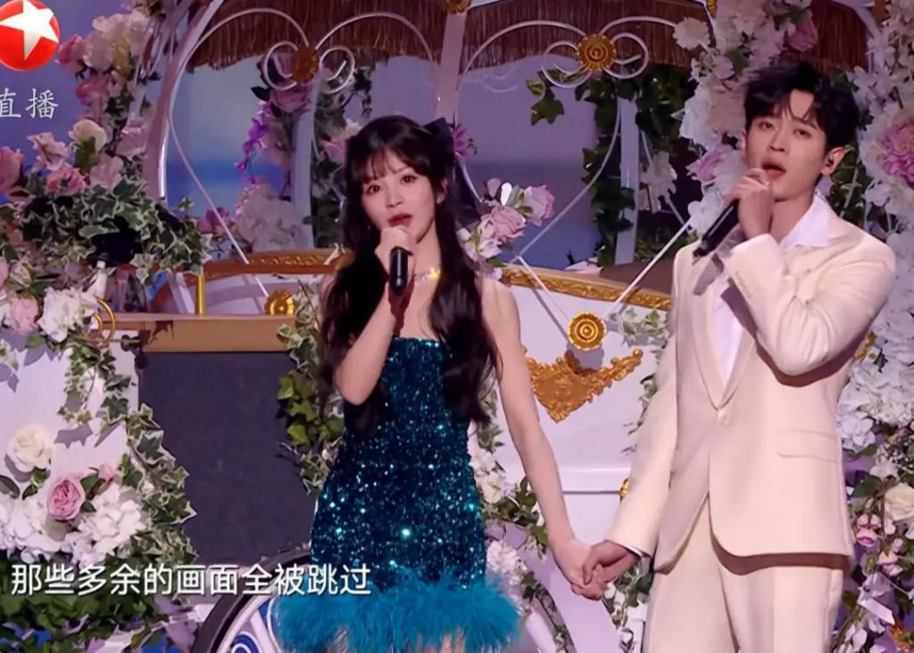 跨年晚会谁假唱了？嘴离麦十里远声音都没变化？