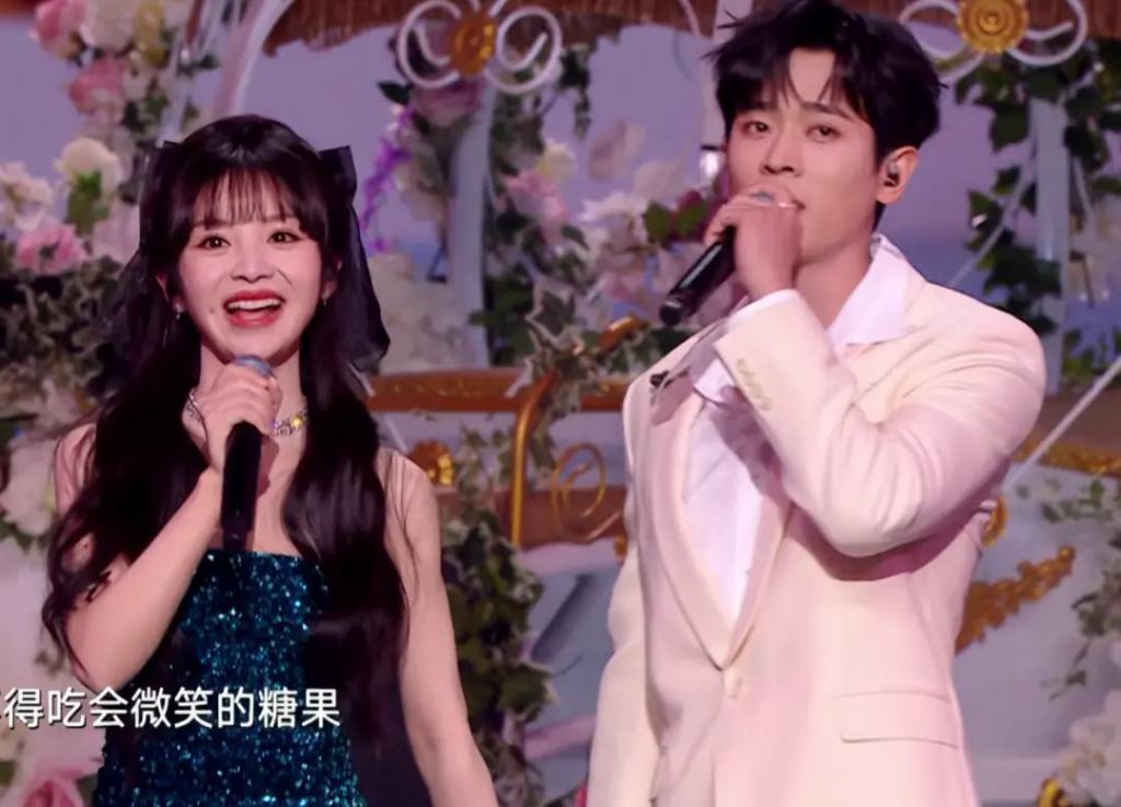 跨年晚会谁假唱了？嘴离麦十里远声音都没变化？