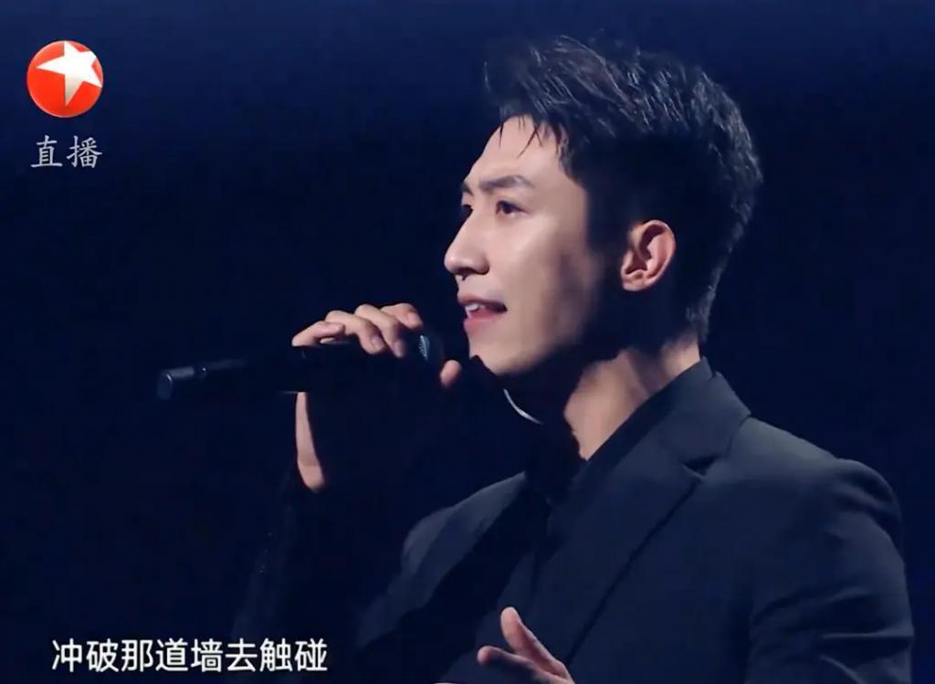 跨年晚会谁假唱了？嘴离麦十里远声音都没变化？