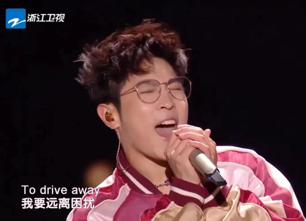 跨年晚会谁假唱了？嘴离麦十里远声音都没变化？