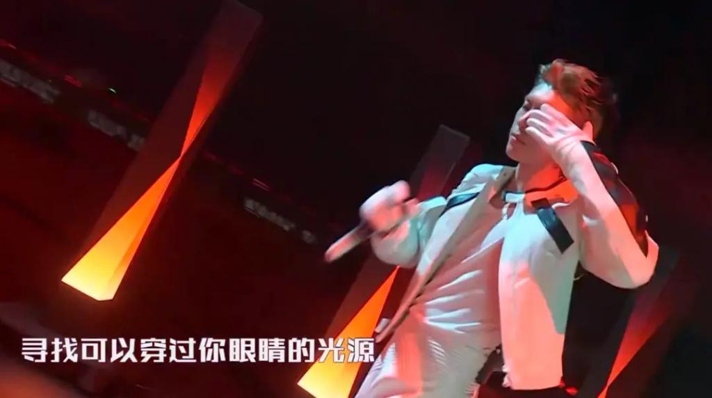 跨年晚会谁假唱了？嘴离麦十里远声音都没变化？
