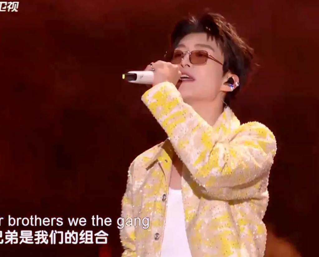 跨年晚会谁假唱了？嘴离麦十里远声音都没变化？