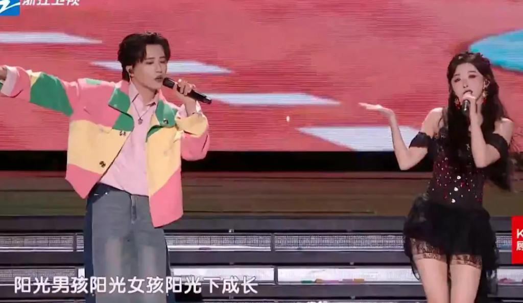 跨年晚会谁假唱了？嘴离麦十里远声音都没变化？