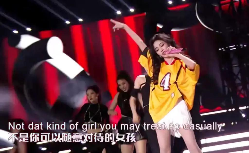 跨年晚会谁假唱了？嘴离麦十里远声音都没变化？