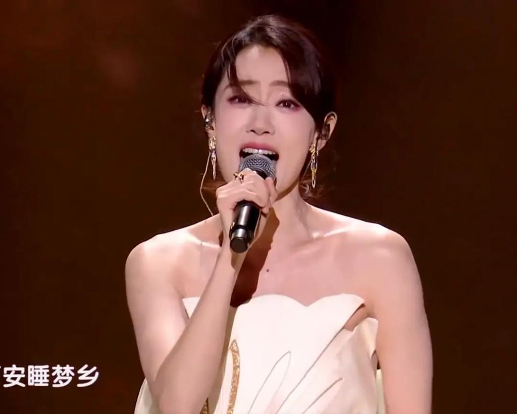 跨年晚会谁假唱了？嘴离麦十里远声音都没变化？