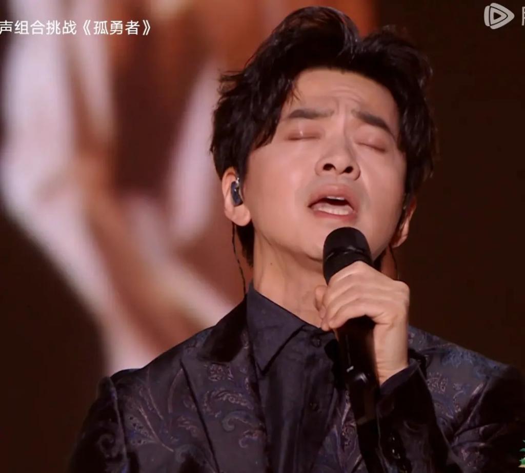 跨年晚会谁假唱了？嘴离麦十里远声音都没变化？