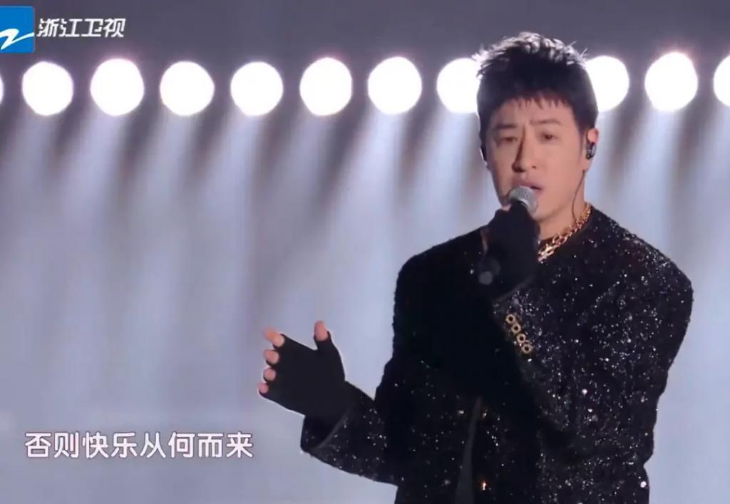 跨年晚会谁假唱了？嘴离麦十里远声音都没变化？