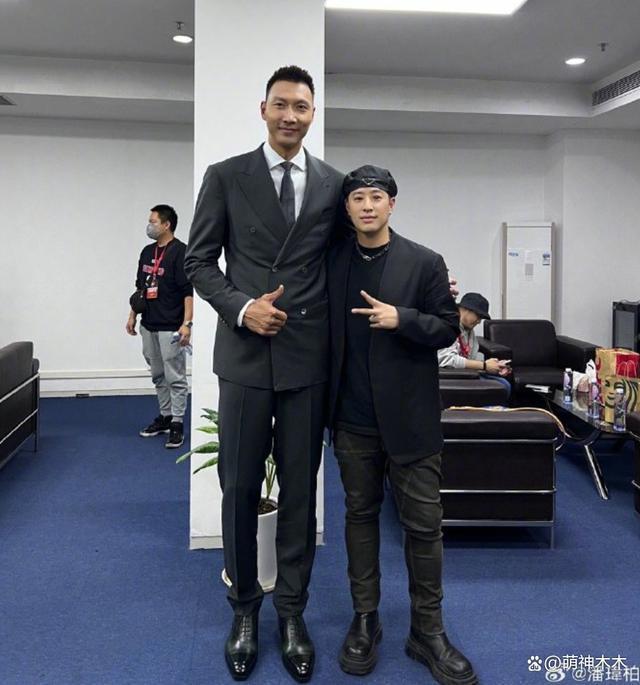 潘玮柏宣云婚后首合体，女方穿千元外套秀身材，夫妻甜蜜耳语