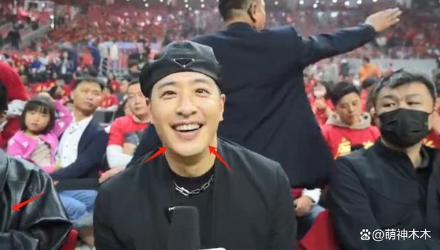 潘玮柏宣云婚后首合体，女方穿千元外套秀身材，夫妻甜蜜耳语