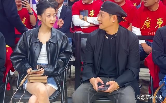 潘玮柏宣云婚后首合体，女方穿千元外套秀身材，夫妻甜蜜耳语