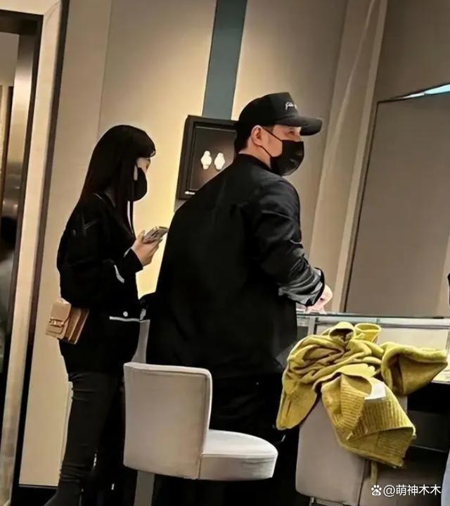 潘玮柏宣云婚后首合体，女方穿千元外套秀身材，夫妻甜蜜耳语