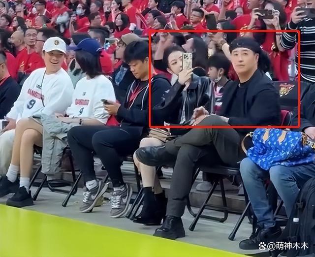 潘玮柏宣云婚后首合体，女方穿千元外套秀身材，夫妻甜蜜耳语