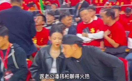 潘玮柏宣云婚后首合体，女方穿千元外套秀身材，夫妻甜蜜耳语