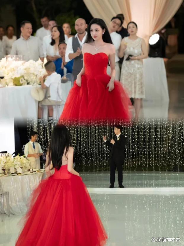潘玮柏宣云婚后首合体，女方穿千元外套秀身材，夫妻甜蜜耳语