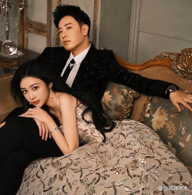 潘玮柏宣云婚后首合体，女方穿千元外套秀身材，夫妻甜蜜耳语