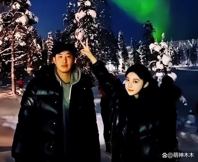 潘玮柏宣云婚后首合体，女方穿千元外套秀身材，夫妻甜蜜耳语