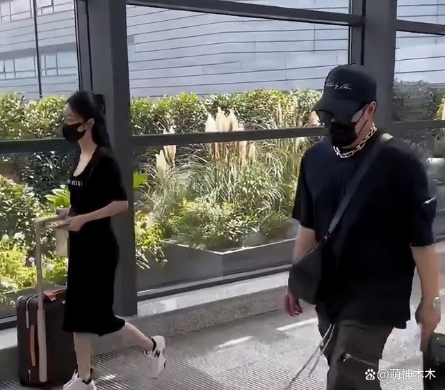 潘玮柏宣云婚后首合体，女方穿千元外套秀身材，夫妻甜蜜耳语