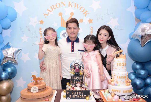 潘玮柏宣云婚后首合体，女方穿千元外套秀身材，夫妻甜蜜耳语