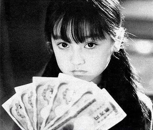 幼时被亲妈强迫“下海”、初恋变继父……她的人生很抓马