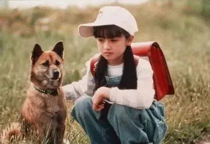 幼时被亲妈强迫“下海”、初恋变继父……她的人生很抓马