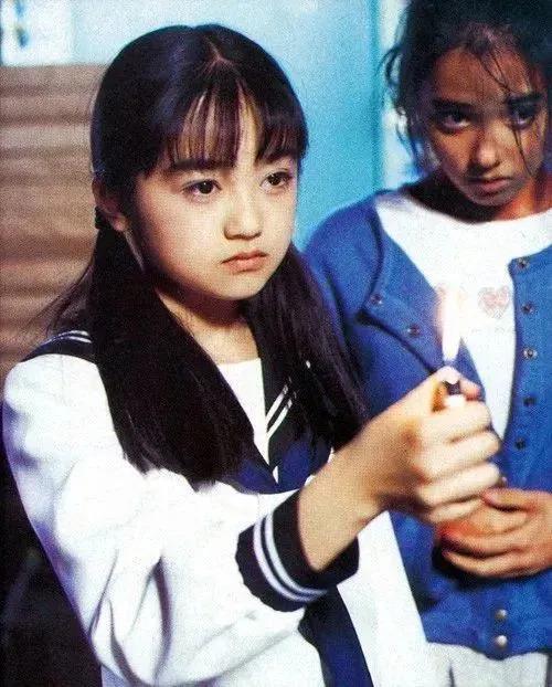 幼时被亲妈强迫“下海”、初恋变继父……她的人生很抓马