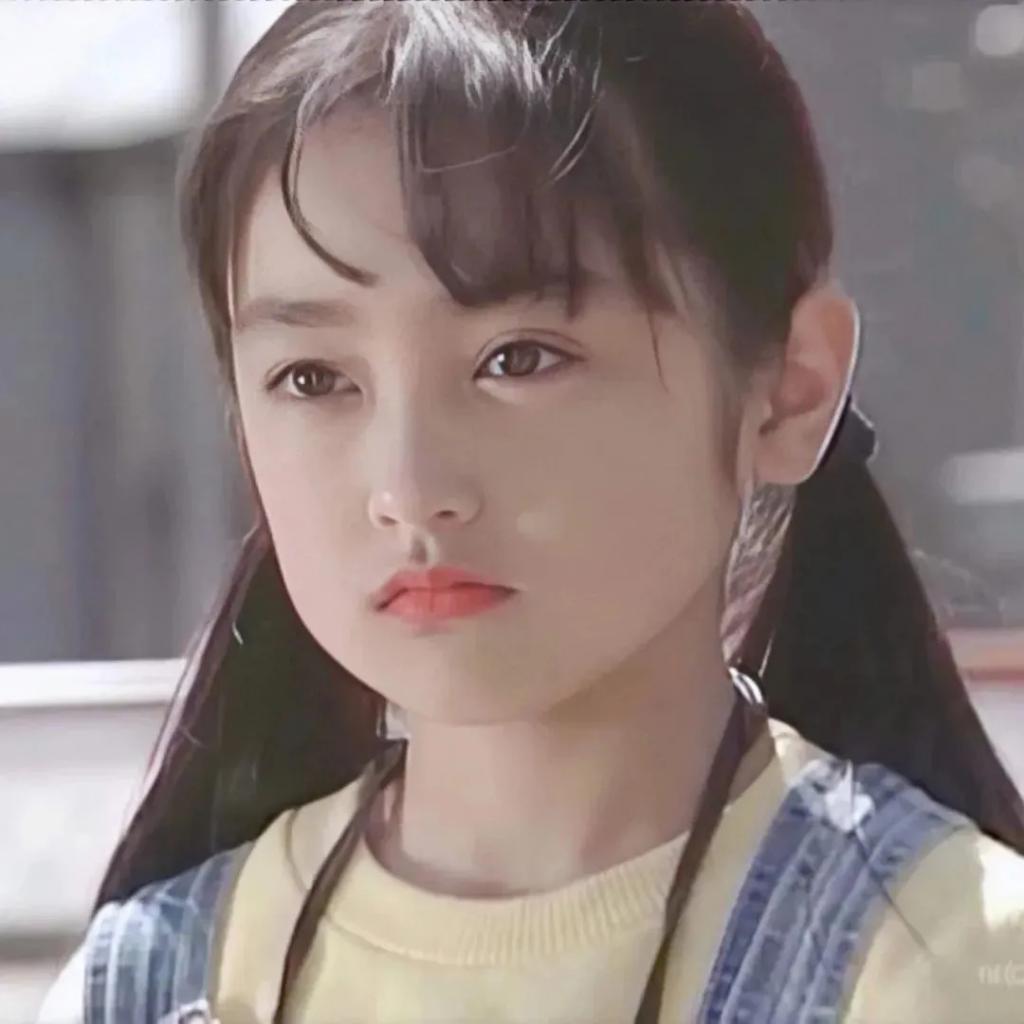 幼时被亲妈强迫“下海”、初恋变继父……她的人生很抓马