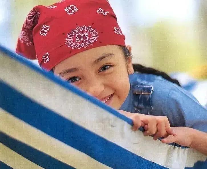 幼时被亲妈强迫“下海”、初恋变继父……她的人生很抓马