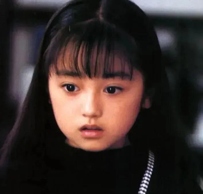 幼时被亲妈强迫“下海”、初恋变继父……她的人生很抓马