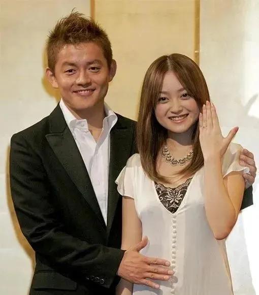 幼时被亲妈强迫“下海”、初恋变继父……她的人生很抓马