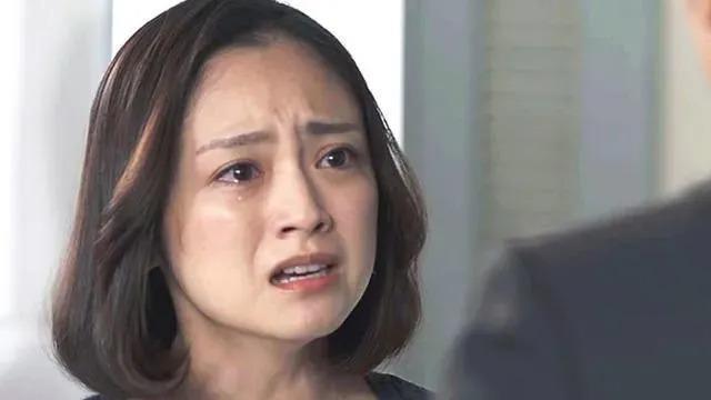 幼时被亲妈强迫“下海”、初恋变继父……她的人生很抓马