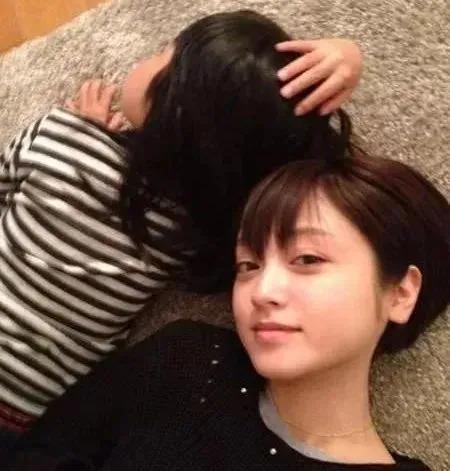 幼时被亲妈强迫“下海”、初恋变继父……她的人生很抓马