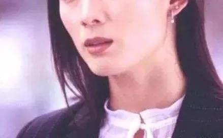 炒股钱财两空被背刺，离婚后独自带娃，如今过得怎么样？