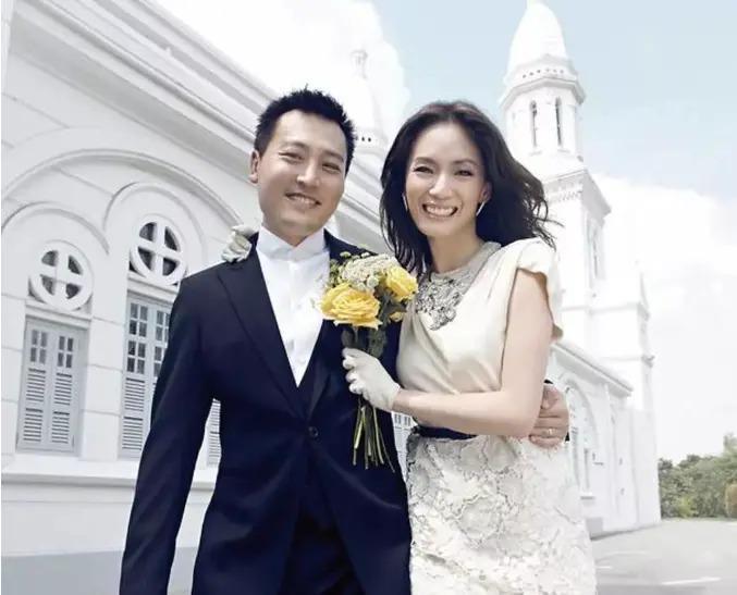 炒股钱财两空被背刺，离婚后独自带娃，如今过得怎么样？
