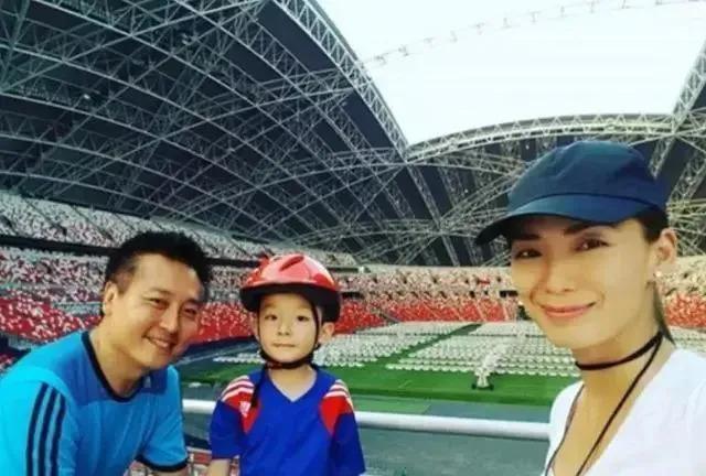 炒股钱财两空被背刺，离婚后独自带娃，如今过得怎么样？