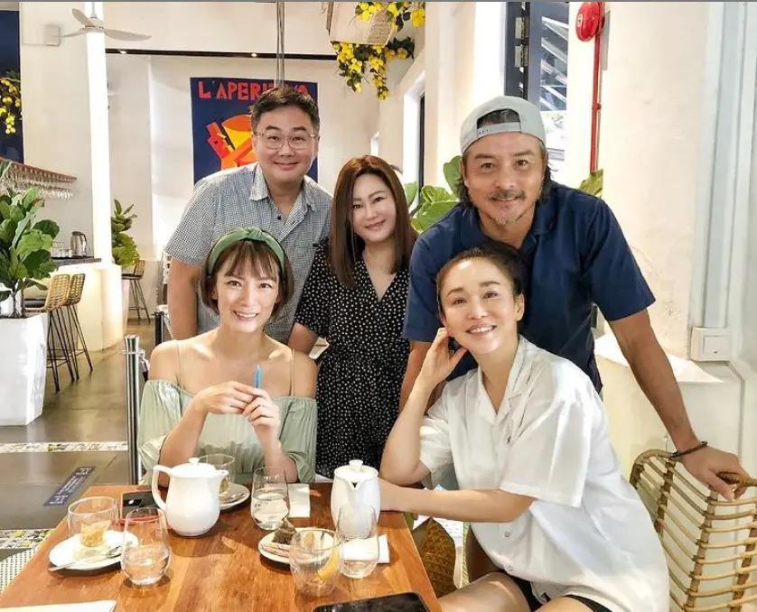 炒股钱财两空被背刺，离婚后独自带娃，如今过得怎么样？