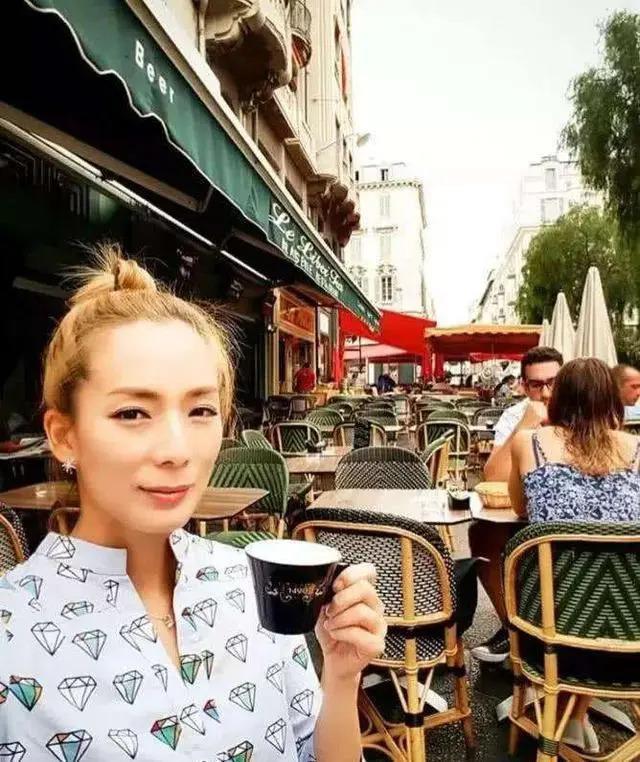 炒股钱财两空被背刺，离婚后独自带娃，如今过得怎么样？